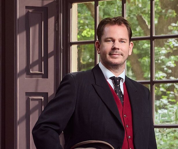 Jonkheer Thomas geeft een inkijkje in zijn leven in Bij de Jonge Adel: Van de Jacht tot het Bal