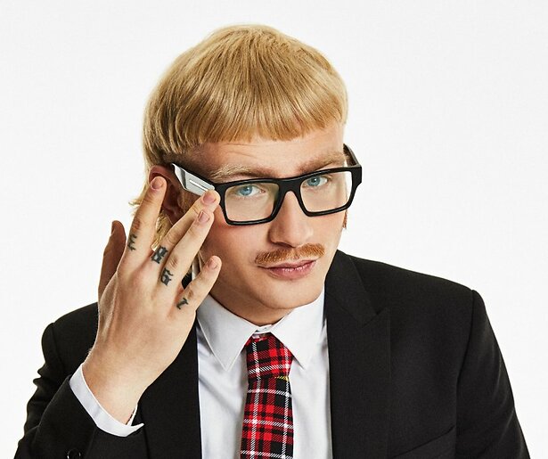 Joost Klein onthult zijn Songfestivalliedje 'Europapa' in speciale aflevering De Avondshow