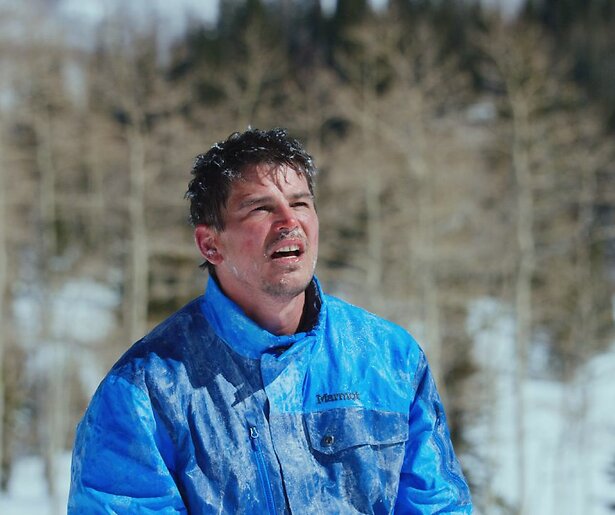 Josh Hartnett moet onder barre omstandigheden zien te overleven in 6 Below: Miracle on the Mountain