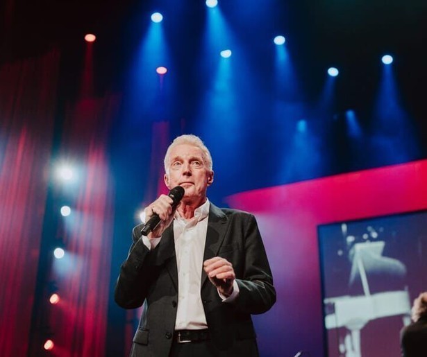 André van Duin krijgt de spotlights op zich gericht tijdens bijzonder jubileumconcert 