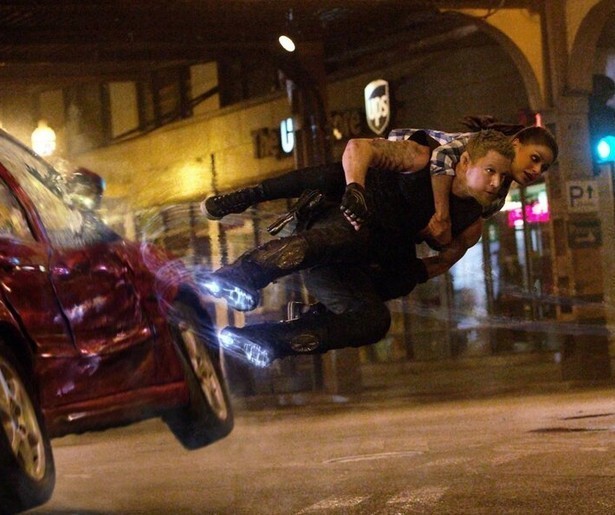 Mila Kunis wordt door Channing Tatum bekroond tot ruimtekoningin in Jupiter Ascending