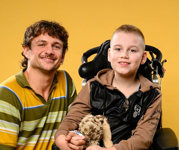 Jurre Geluk hoort het verdrietige verhaal van Logan aan in Niet Klein te Krijgen