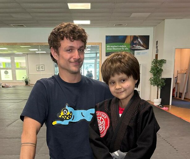 Jurre Geluk is behoorlijk onder de indruk van de elfjarige Francesca in Niet Klein te Krijgen