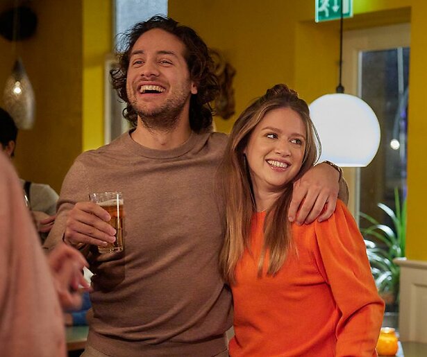 Jamie Grant kan Juvat Westendorp niet weerstaan in Happy Single