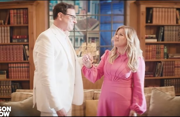 Videosnack: Kelly Clarkson en Bob Saget zingen klassieke tv-tunes