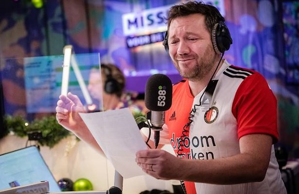 Ajacied Klaas van der Eerden zingt clublied Feyenoord voor goede doel