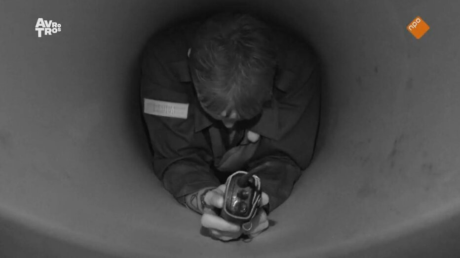 Kandidaten moeten door smalle tunnel gaan. 