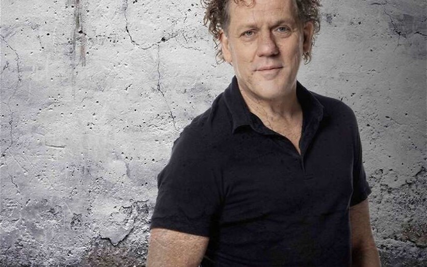 Kees van der Spek pakt digitale oplichters aan Kees van der Spek pakt digitale oplichters aan