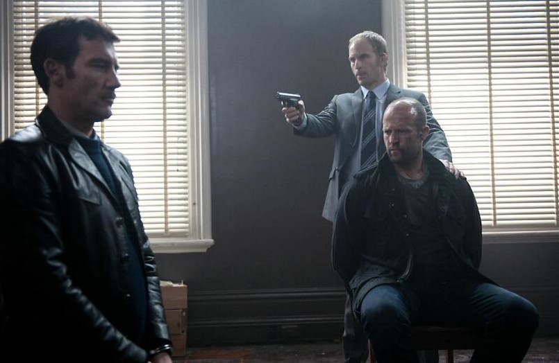 Jason Statham helpt Robert De Niro Jason Statham helpt Robert De Niro