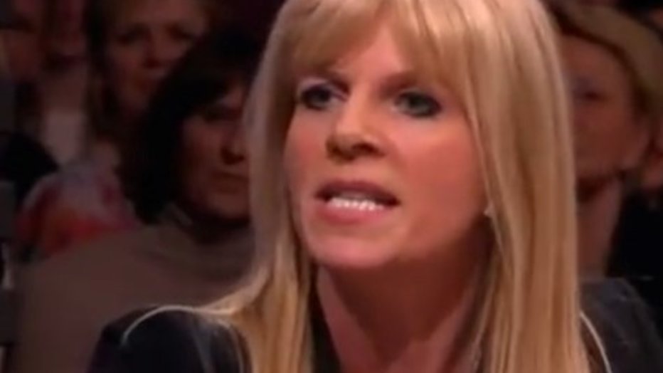 Pornoster Kim Holland koopt zendtijd voor nachtelijke talkshow