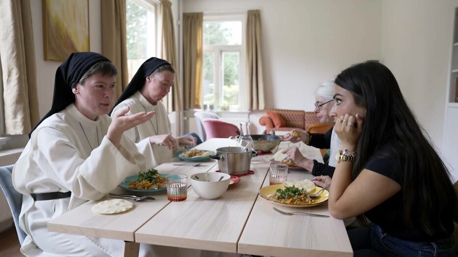 Schrijfster Lale Gül aan tafel bij de zusters dominicanessen. Schrijfster Lale Gül aan tafel bij de zusters dominicanessen.