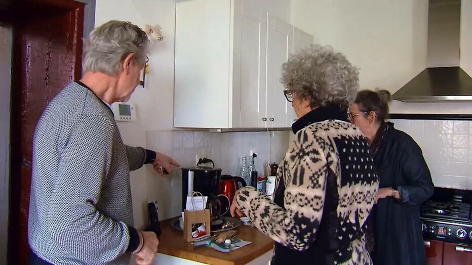 Joop stelt voor om het hele apparaat van Anja maar weg te halen. Joop stelt voor om het hele apparaat van Anja maar weg te halen.