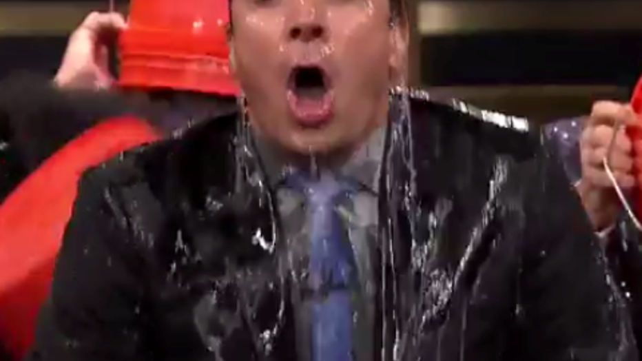 YouTube-hit: beroemdheden krijgen koude douche YouTube-hit: beroemdheden krijgen koude douche
