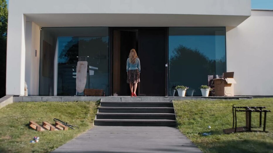 Tatjana voor de villa van Flodder.