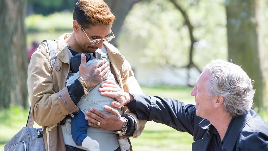 Fictief voorbeeld: Hassan Slaby als DJ Booz, Hajo Bruins als Luois in Papadag.