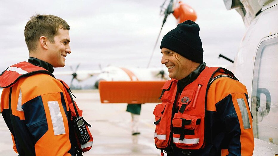 Ashton Kutcher en Kevin Costner in The Guardian