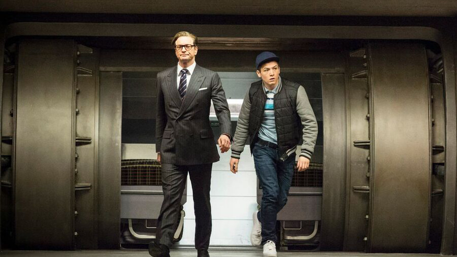 Colin Firth en Taron Egerton in Kingsman: The Secret Service