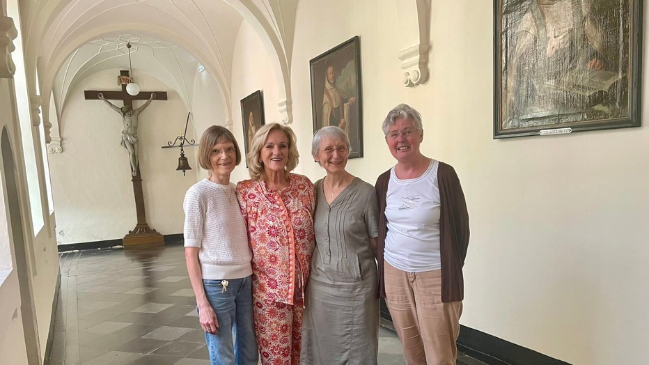 Tineke Schouten en de zusters van het Karmelietenklooster