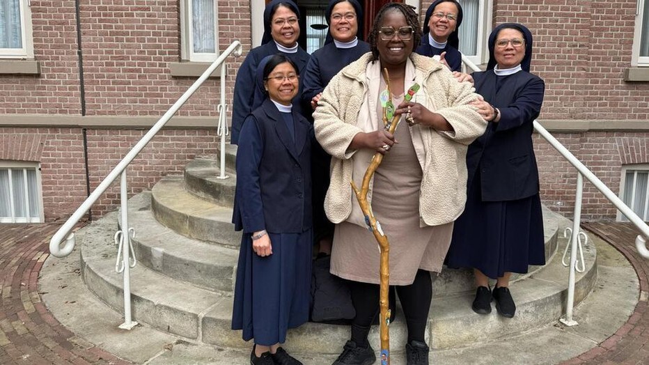 Shirma Rouse met zusters Kloostergasten