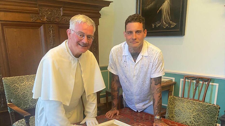 Douwe Bob met Frank van Roermund in Kloostergasten