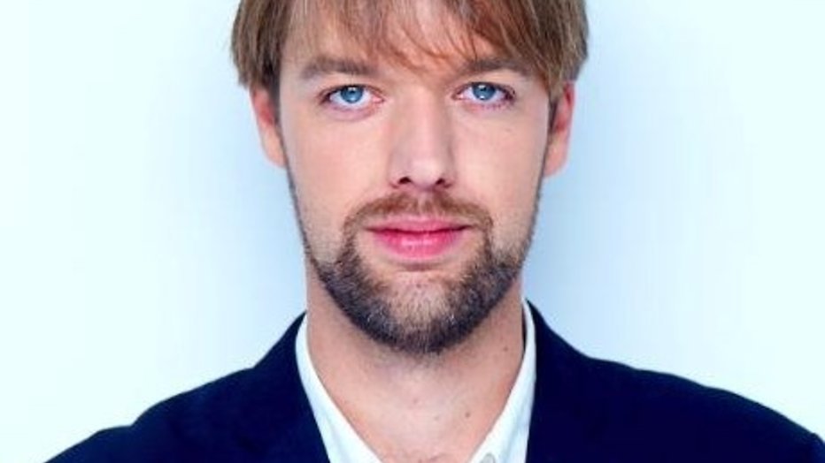 Olaf Koens doet DWDD dunnetjes over in Zondag met Lubach Olaf Koens doet DWDD dunnetjes over in Zondag met Lubach