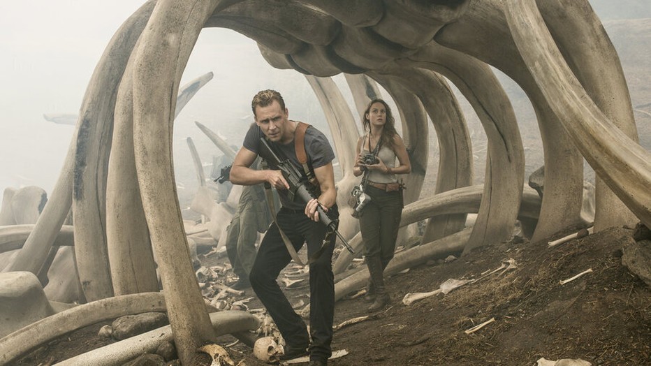 Tom Hiddleston en Brie Larson in Kong: Skull Island Tom Hiddleston en Brie Larson in Kong: Skull Island