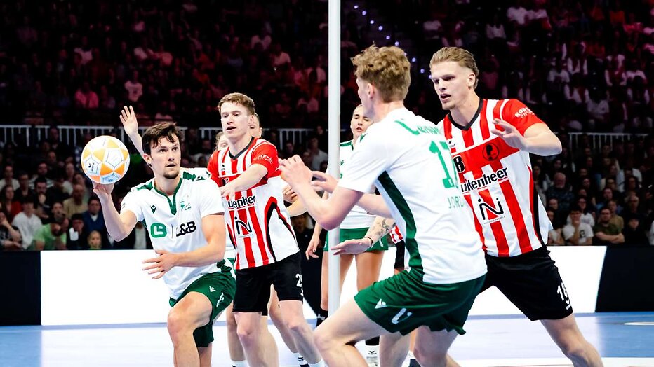 Bo Oppe, Nik van der Steen van Fortuna en Jorien Jordaan in actie tijdens Korfbal League 2025