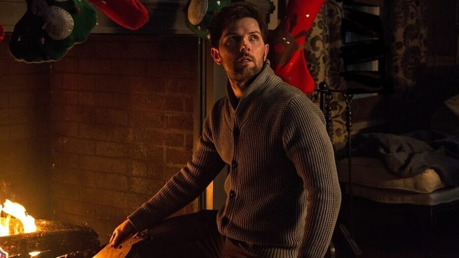 Adam Scott als Tom Engel in Krampus Adam Scott als Tom Engel in Krampus