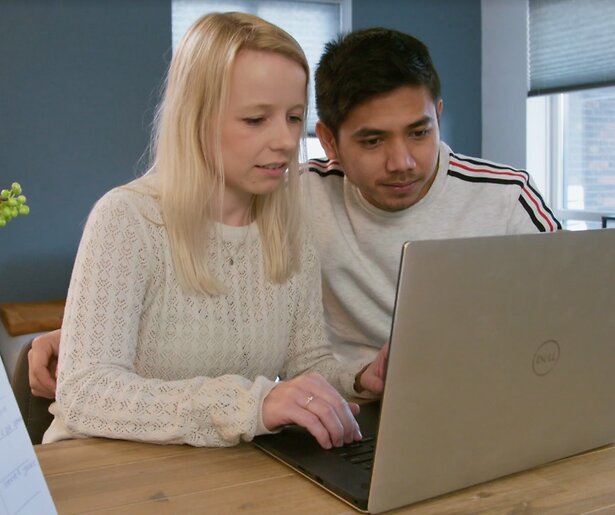 Kijkers verbaasd over jong stel in Kopen Zonder Kijken