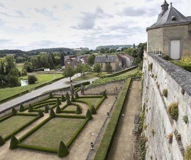 Net 5 laat kandidaten strijden om Frans kasteel