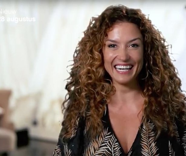 Katja kiest een wel heel sexy trouwjurk