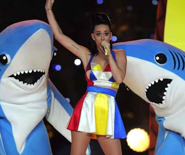 Wie zijn toch die haaien achter Katy Perry?