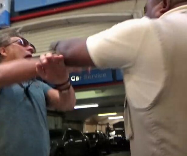 De TV van gisteren: Kijkers zien hoe Kees van der Spek wordt aangevallen met een schroevendraaier