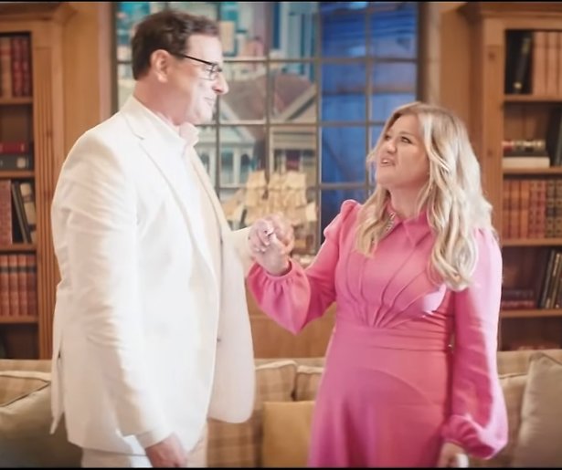 Videosnack: Kelly Clarkson en Bob Saget zingen klassieke tv-tunes