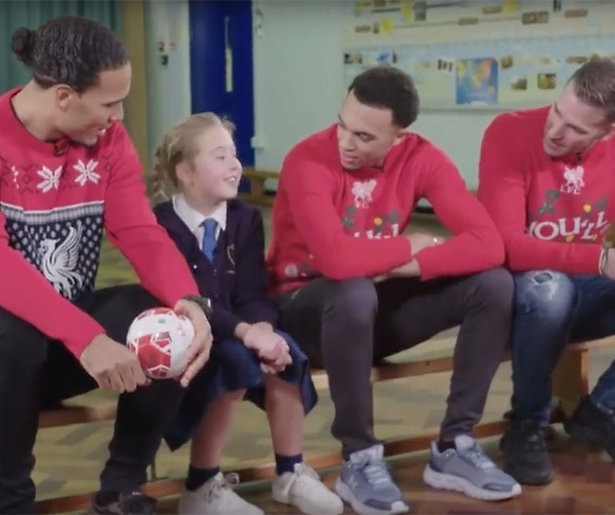 Videosnack: Scholiertjes worden verrast door helden van voetbalclub Liverpool