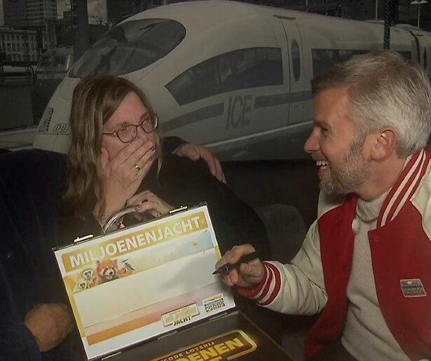 Kijkers Miljoenenjacht in shock door nietsverhullende badjas thuiswinnaar: 'Ik ben van slag'