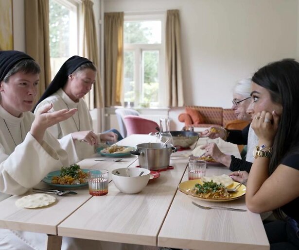 Deze bekende Nederlanders gaan het klooster in