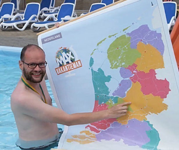 'Supertoerist' Koen Bugter zoekt leuk gesprek in MAX Vakantieman