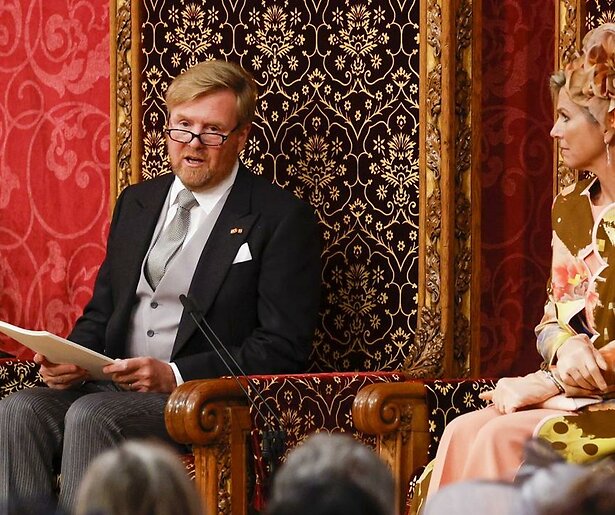 Kijkers zien prinses Alexia en leesbril koning Willem-Alexander debuteren bij troonrede