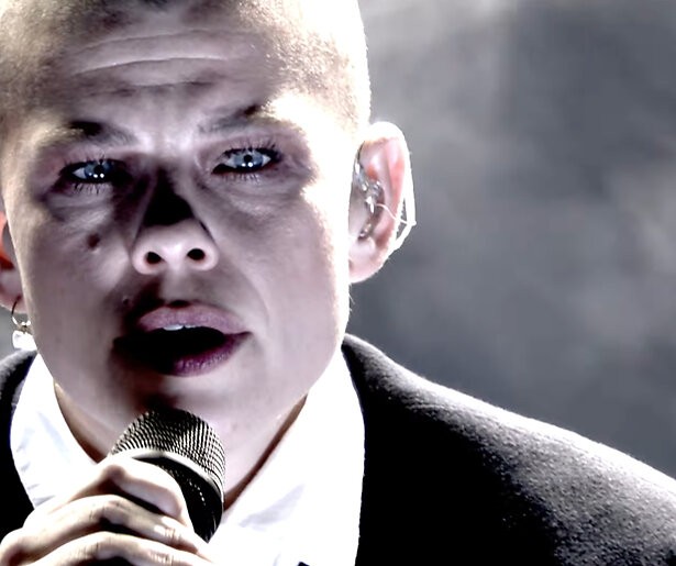 Kovacs maakt indruk met rauw optreden in Matthijs Gaat Door