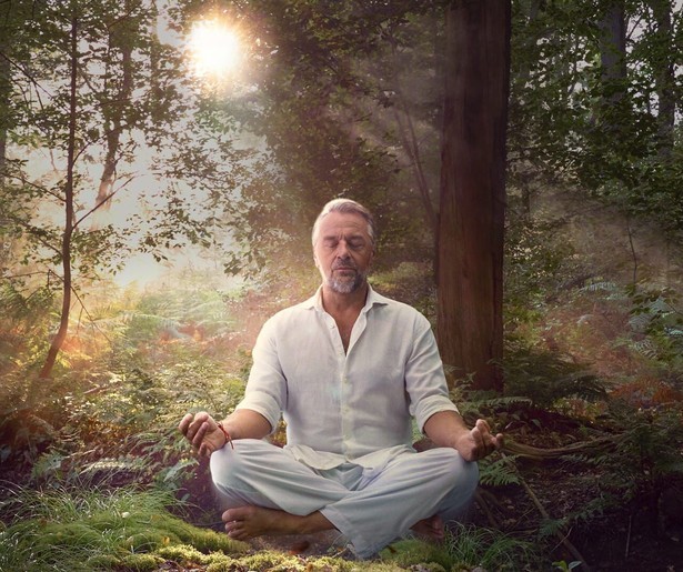 Tom Waes zoekt de rust op in het nieuwe NPO 1-programma Kalm Waes