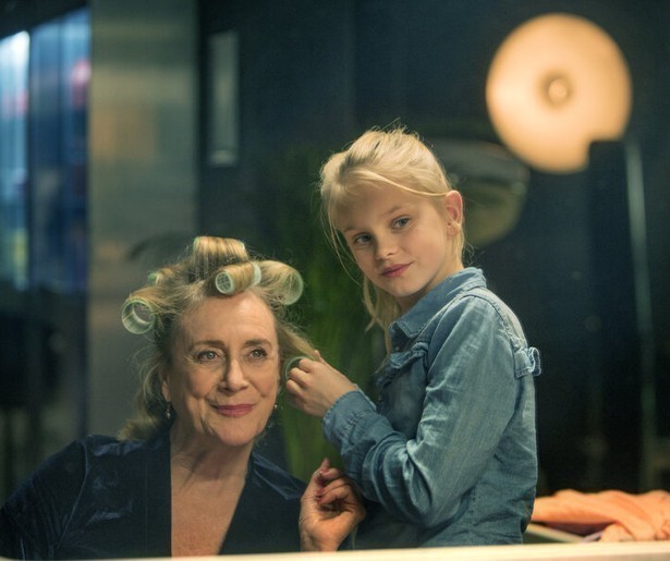 Beppie Melissen wordt steeds vergeetachtiger in Nederlandse dramafilm Kapsalon Romy