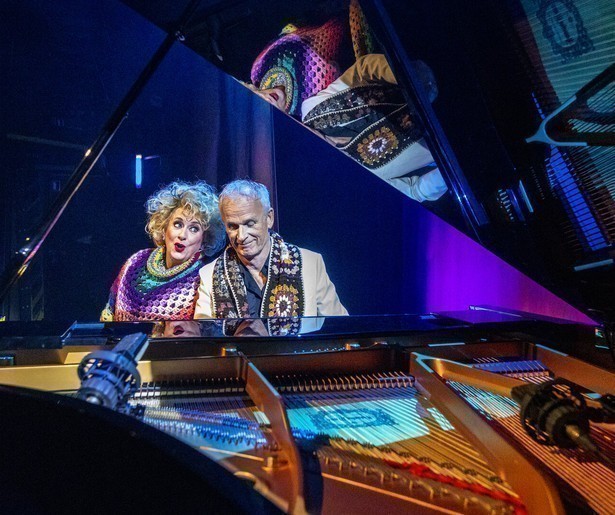 Karin Bloemen en Cor Bakker blikken terug op de coronaperiode in theatershow