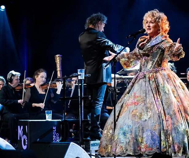 Karin Bloemen laat horen wat ze kan in Karin Bloemen & Metropole Orkest: 40 Jaar De Allermooiste Liedjes