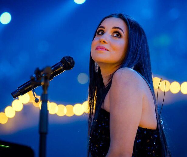 Karsu brengt ode tijdens het Gouden Televizier-Ring Gala