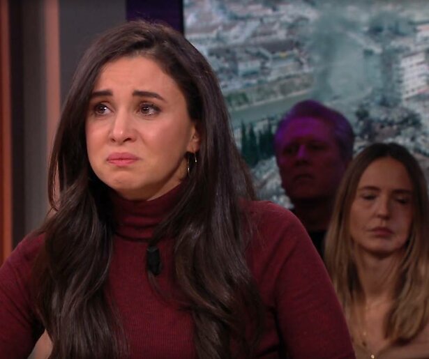 Zangeres Karsu raakt Eva Jinek met ontroerend verhaal over haar familie in Turkije