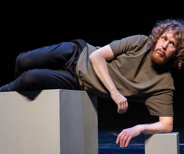 Cabaretvoorstelling Warm van Kasper van der Laan te zien op NPO 3