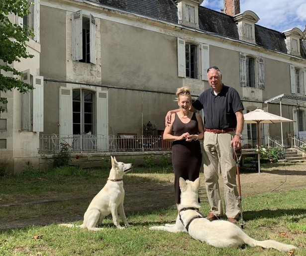 Onverwachte gasten in overvol kasteel van kasteelvrouwe Emmy