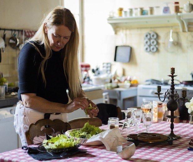 Een langgekoesterde wens van Emmy komt uit in slotaflevering Kasteelvrouwe Emmy