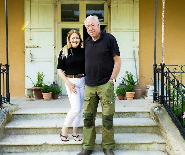 Emmy Postma geeft een rondleiding door Château des Chauvaux